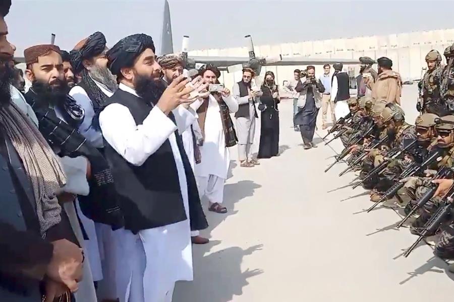 तालिबान ने काबुल हवाईअड्डे को पूरी तरह नियंत्रण लेकर सुरक्षा का वादा किया, अमेरिका के लौटने का मनाया जश्‍न